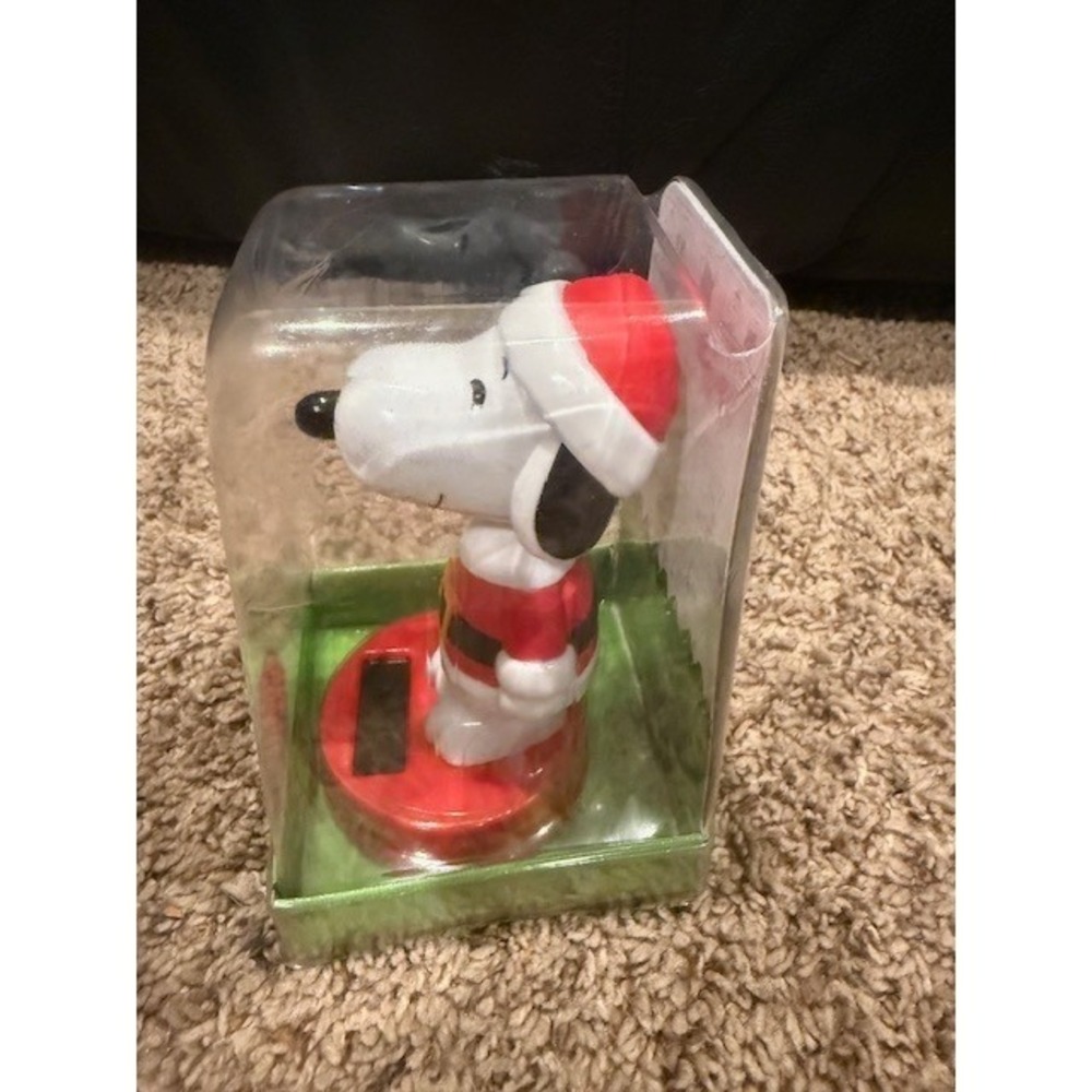 Peanuts Snoopy Christmas Solar Bobble Head I‎ Move Under Bright Light - Picture 4 of 7